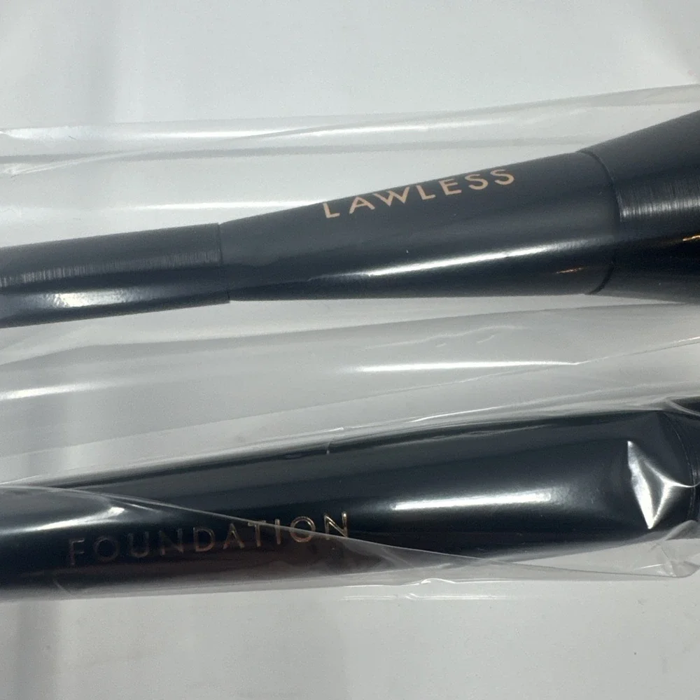 LAWLESS Multi-use‎ Vegan-Friendly Women's Dual Ended Powder & Foundation Brush